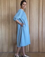 Vestido midi color coral, de corte suelto, con escote con lazo y mangas abullonadas 3/4.