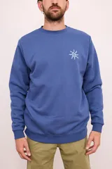Sudadera azul de cuello redondo, manga larga y puños y dobladillo acanalados. Presenta un estampado de sol en color blanco en el lado izquierdo del pecho.