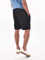 Bermuda regular color negro, con cintura elástica y ajuste con cordón.