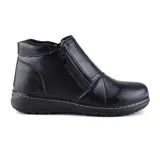 Bota casual de cuero negro, con caña baja, cierre lateral con cremallera y suela de goma.