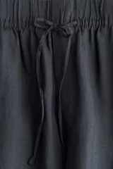 Pantalón tobillero de corte holgado en tejido liviano de mezcla de lino. Modelo de tiro alto con elástico revestido y cordón para ajustar fino en la cintura, bolsillos al bies y piernas ajustadas.
