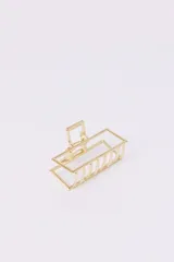 Pinza para el cabello dorada con diseño rectangular.