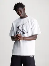 Remera blanca de algodón regenerativo con cuello redondo y corte oversized. Estampado frontal con el monograma de Calvin Klein en 3D.