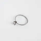 Anillo solitario de oro gris 18k con circonia engarzada en 4 puntas.