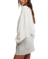 Buzo blanco de tejido térmico de algodón con textura. Tiene escote redondo ancho, mangas dolman caídas con puños elastizados, costuras expuestas y dobladillo con banda.