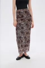 Falda midi de corte recto con estampado animal print en tonos grises y negros.