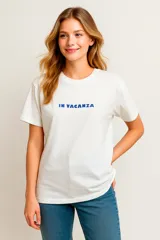 Remera blanca con estampado azul con la frase "IN VACANZA".