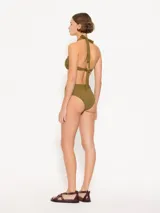 Conjunto de bikini color verde oliva, con corpiño bandeau con tiras para anudar al cuello y bombacha de tiro alto.