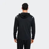Campera deportiva negra con capucha, cierre frontal completo, bolsillos laterales y logo de Umbro en el pecho. Presenta detalles en blanco en hombros y mangas.