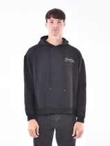Buzo negro con capucha, diseño clásico y ajuste relajado, ideal para actividades deportivas.