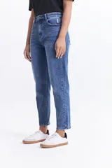 Jean mom de tiro medio color gris oscuro, confeccionado en 100% algodón.