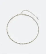 Collar corto de metal plateado con cadena trenzada y cierre de langosta con niveles de ajuste.