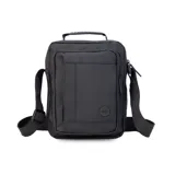 Morral negro con apertura superior y cierre. Tiene dos bolsillos frontales con cierre, uno de ellos de apertura vertical. También tiene un bolsillo trasero con cierre. La correa es de galón regulable y tiene un asa.
