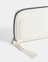 Billetera negra de cuerina con cierre circundante, bolsillo frontal y compartimentos para tarjetas y billetes.