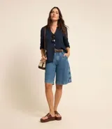 Camisa amarilla de viscolino con escote en pico, manga larga y botonadura frontal.