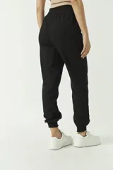 Pantalón de algodón y lino color verde oliva, con puños y cintura elástica.