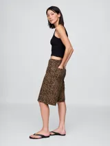 Short de jean de tiro alto con estampado animal print de leopardo en tonos marrones.