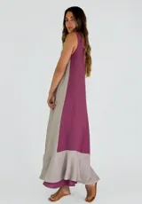 Vestido largo color ladrillo, sin mangas, con escote en V y detalle de costura vertical en el centro.