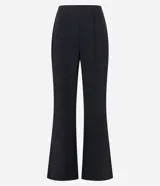 Pantalón de viscosa con corte flare, cintura alta, sin estampa, con frisos delanteros y abertura lateral en el bajo.