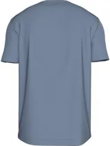 Remera celeste de manga corta con cuello redondo y logo de Calvin Klein estampado en el pecho.