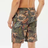 Short de baño negro con estampado de hojas tropicales en tonos naranja, verde y marrón. Cuenta con cintura elástica y cordón ajustable.