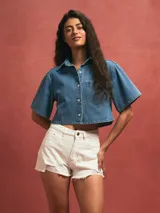 Short de jean celeste con roturas y terminación desflecada.