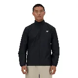 Campera deportiva New Balance color negro, con cierre frontal, cuello alto y logo estampado en el pecho. Confeccionada en tejido resistente al agua y que absorbe la humedad.