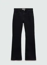Pantalón de jean negro de tiro medio, corte flare y bajo deshilachado.