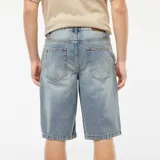 Bermudas de jean celeste con corte holgado.
