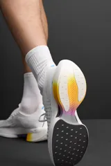 Zapatilla deportiva para correr largas distancias Zara Athleticz. Parte superior de tejido de punto transpirable, suela de TPE-A con placa de carbono interna y plantilla OrthoLite® extraíble.