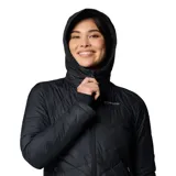 Campera puffer color salmón con capucha, cierre frontal y bolsillos laterales con cierre. Cuenta con tecnología termorreflectante Omni-Heat™ y puños con orificios para los pulgares.
