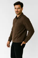 Campera marrón de algodón con cierre frontal y dos bolsillos de parche en el pecho.