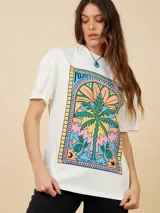 T-shirt oversize blanca de algodón con estampado colorido de palmeras y peces.