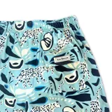 Short de baño celeste con estampado de motivos marinos en negro. Tiene elástico en la cintura, tres bolsillos y mesh interior hipoalergénico. La tela es de secado rápido y tiene doble costura de seguridad.