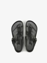 Sandalias Birkenstock modelo Gizeh, hechas de goma EVA color gris metalizado, con tira entre los dedos y hebilla ajustable.