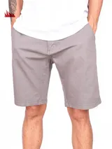 Bermuda de vestir en color gris con corte clásico y bolsillos.