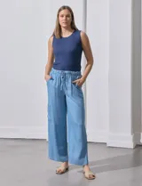 Pantalón de lyocell celeste, de corte ancho, con pretina elastizada con lazo de ajuste, bolsillos laterales y bolsillos cargo.