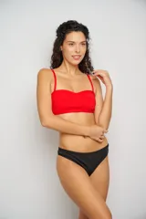 Top de bikini con escote corazón y estampado floral en tonos rosa, naranja, amarillo y blanco. Tiene breteles finos regulables y contorno inferior en color celeste.
