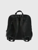 Mochila Hush Puppies negra con detalles en ecocuero. Tiene un compartimento principal con cierre, un bolsillo frontal con cierre y dos bolsillos laterales abiertos. Incluye un llavero decorativo con flecos.