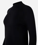 Sweater negro de punto con cuello redondo, puños y ruedo acanalados. Incluye cuello, puños y ruedo de camisa celeste a rayas.