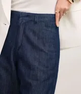 Bermuda regular de cintura alta, confeccionada en jeans, con cintura sastre, trabillas en la cintura y cierre tradicional.