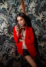 Blazer rojo de crepe elastizado, con solapas de muesca, corte recto y bolsillos laterales.