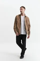 Sobrecamisa color marrón claro de twill de algodón, con cuello clásico, cierre frontal con botones a tono, dos bolsillos de parche con solapa abotonada en el pecho y mangas largas con puños abotonados.
