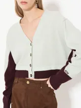 Cárdigan de fit holgado, largo a la primera cadera, tejido en dos colores con hilado suave.