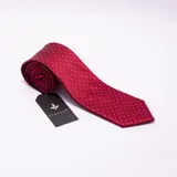 Corbata roja con pequeños lunares blancos, confeccionada en microfibra de alta calidad.