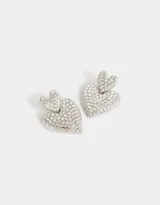 Aros colgantes cortos plateados con forma de corazón cubiertos de strass.