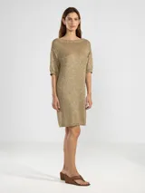 Vestido corto de punto color dorado, con escote barco y mangas cortas.