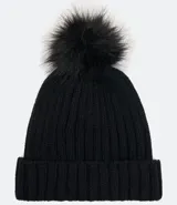 Gorro de lana negro con pompón de piel sintética en la parte superior.