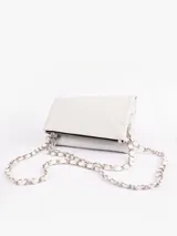 Bandolera blanca de cuero con solapa y cadena metálica plateada.