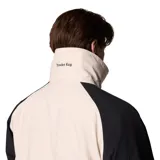Campera Columbia Powderkeg II color marrón con interior rojo. Cuenta con tecnología Omni-Tech™ impermeable y transpirable, sistema de intercambio con cremallera, forro reversible con aislamiento sintético, cierre frontal con solapa, cremallera frontal de doble sentido, bolsillos interiores y exteriores con cremallera, y puños ajustables.